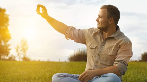 Jovem tomando selfie com smartphone — Fotografia de Stock