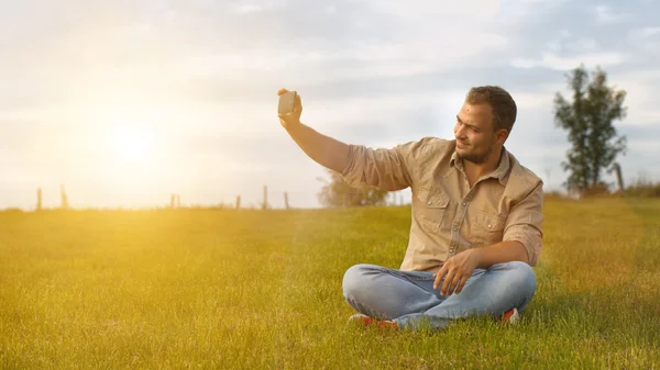 Young man taking selfie with smartphone — Stock Photo, Image