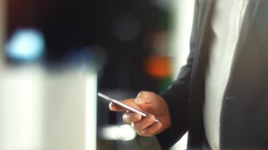 Cep telefonu kullanan iş adamı