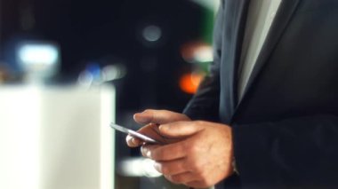 Cep telefonu kullanan iş adamı