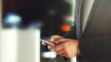 Cep telefonu kullanan iş adamı