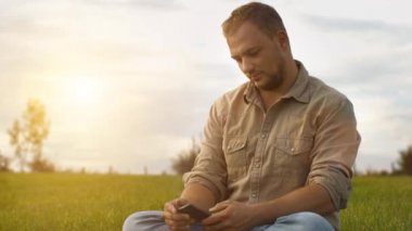 genç adam açık havada Smartphone kullanarak