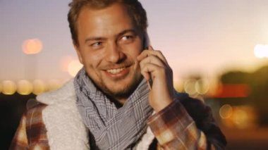 Smartphone üzerinde konuşma yakışıklı genç