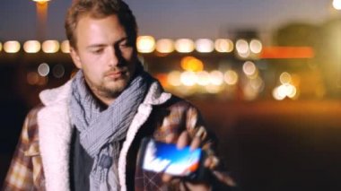 genç adam selfie smartphone alarak