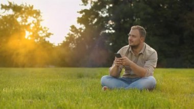 genç adam açık havada Smartphone kullanarak