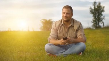 genç adam açık havada Smartphone kullanarak