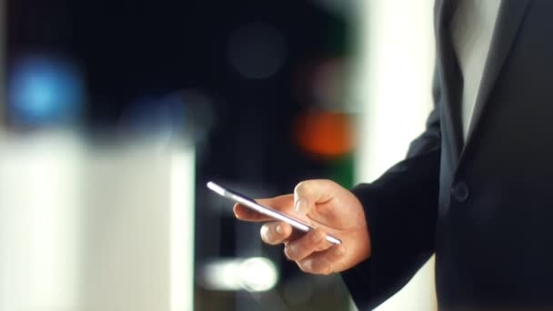 homme d'affaires utilisant le téléphone mobile