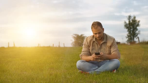 Jeune homme prenant selfie avec smartphone — Video