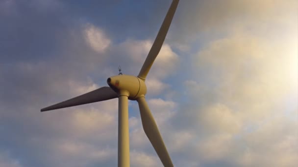 Turbina eólica contra el cielo nublado — Vídeo de stock