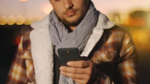 Joven guapo usando el teléfono inteligente — Vídeo de stock