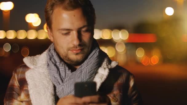 Joven guapo usando el teléfono inteligente — Vídeo de stock