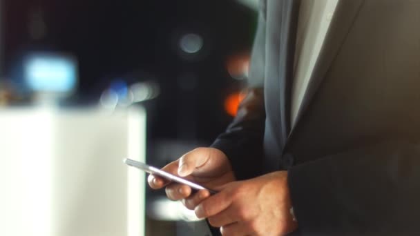 Hombre de negocios usando el teléfono móvil — Vídeo de stock