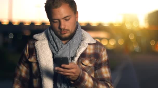Красивий молодий чоловік використовує смартфон — стокове відео
