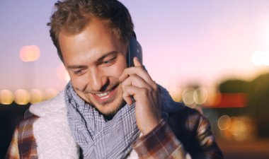 Smartphone üzerinde konuşma yakışıklı genç