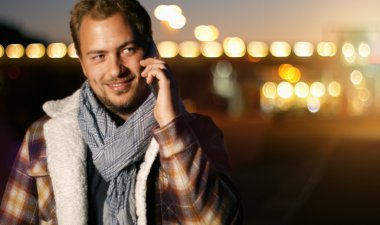 Smartphone üzerinde konuşma yakışıklı genç