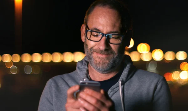 Handsome mature man using smartphone — Stock Photo, Image