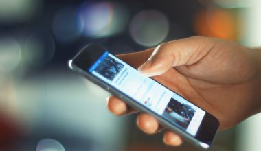 adam facebook app Smartphone'da kullanır.