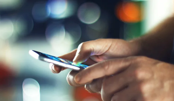 Hombre usando teléfono móvil — Foto de Stock