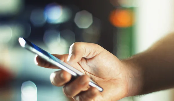 Man som använder mobiltelefon — Stockfoto