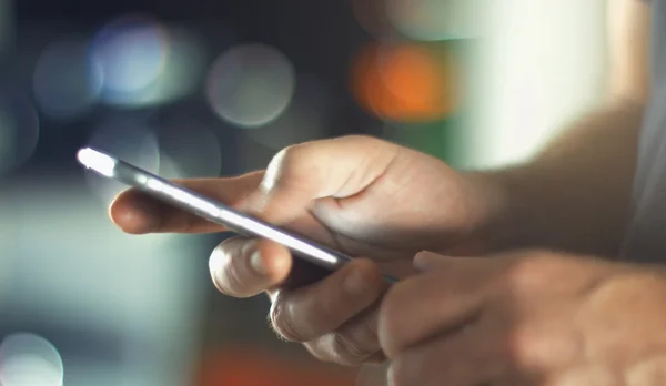 Muž používající mobilní telefon — Stock fotografie