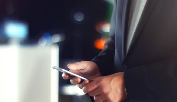 Homme d'affaires utilisant le téléphone portable dans le bureau — Photo