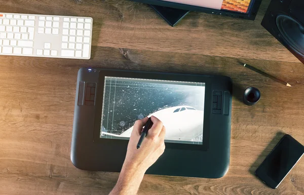 Diseñador gráfico que trabaja con la tableta Dibujo — Foto de Stock