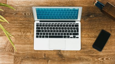 Vintage ahşap masaüstü üstünde laptop