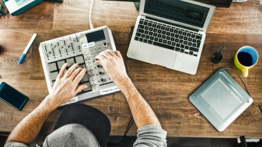 Dj onun davul makinesi ile çalışma