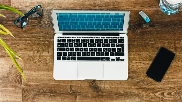 Laptop na área de trabalho de madeira vintage — Fotografia de Stock