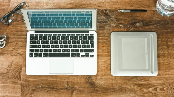 Laptop na área de trabalho de madeira vintage — Fotografia de Stock