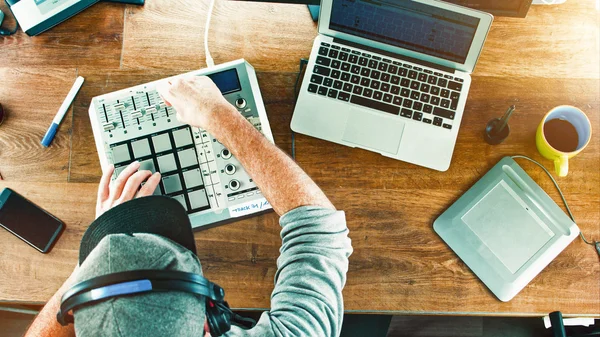 DJ werken met zijn Drum Machine — Stockfoto