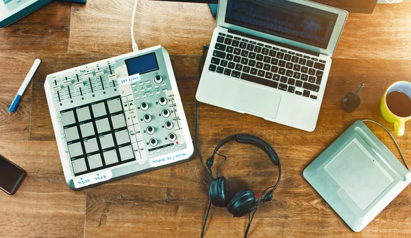 Drum Machine mixer med bärbara datorer och Tablet PC — Stockfoto