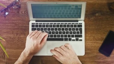 Dizüstü bilgisayarla çalışan adam