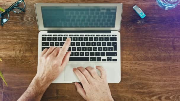 Homem trabalhando com laptop — Vídeo de Stock