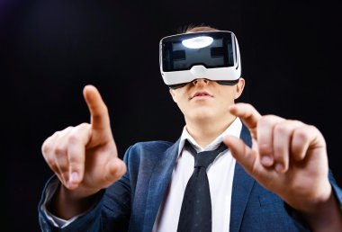 İşadamı sanal Realitiy Vr başa takılı ekran kullanır