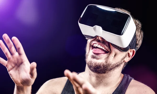 Homme utilise Virtual Realitiy VR affichage monté sur la tête — Photo