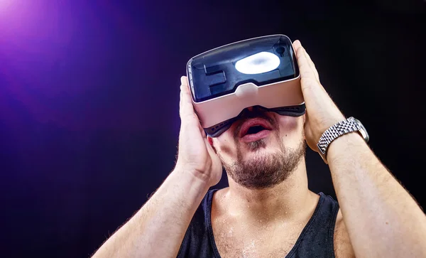 Hombre utiliza Virtual Realitiy VR pantalla montada en la cabeza —  Fotos de Stock