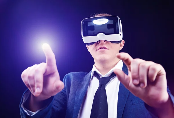 Businessman uses Virtual Realitiy VR head-mounted display — Stock Photo, Image