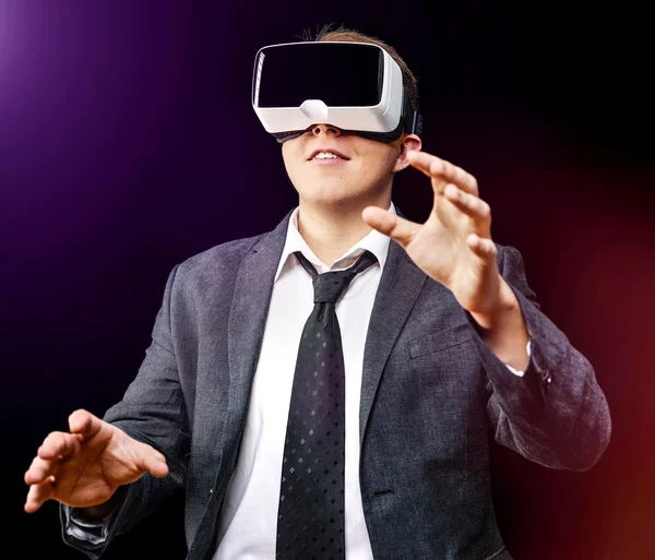 Biznesmen używa wirtualnego Realitiy Vr głowy zamontowane wyświetlacz — Zdjęcie stockowe