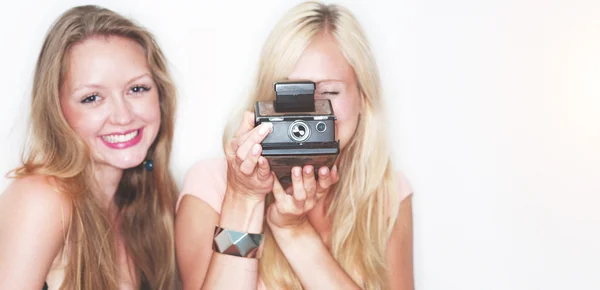 Жінки використовують старовинну фотокамеру — стокове фото
