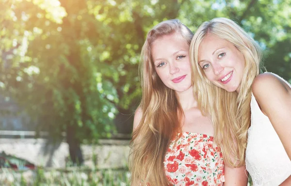 Frauen sitzen im Park — Stockfoto