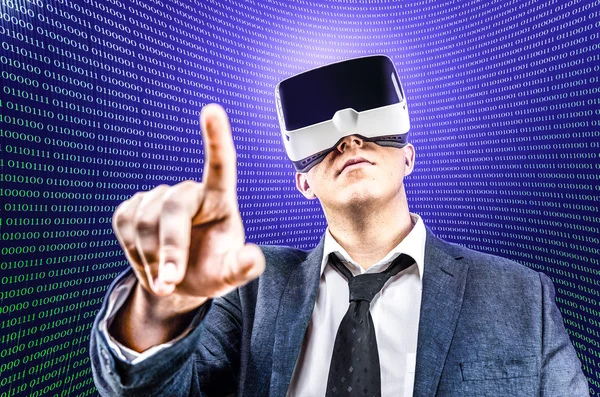 Empresario utiliza realidad virtual VR cabeza pantalla montada —  Fotos de Stock