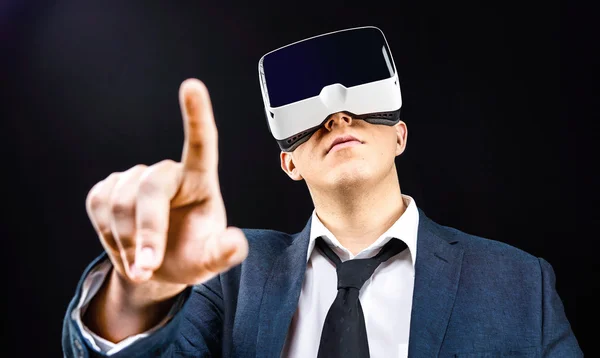 Бізнесмен використовує дисплей, встановлений на голові VR віртуальної реальності — стокове фото