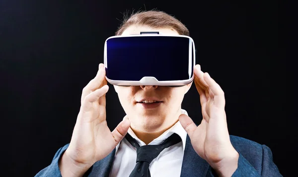 Empresario utiliza Realidad Virtual —  Fotos de Stock