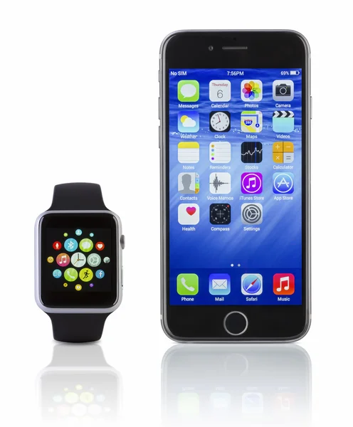 Apple Watch Sport con iPhone 6s su bianco — Foto Stock