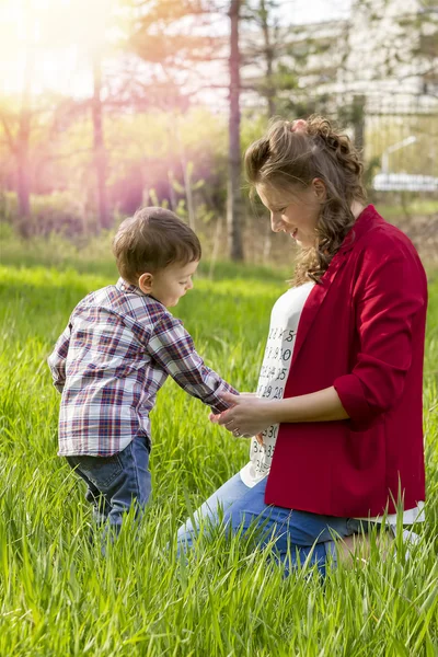 Krásná těhotná žena venkovní s její chlapeček — Stock fotografie