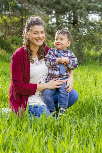 Těhotná žena s její chlapeček venkovní — Stock fotografie