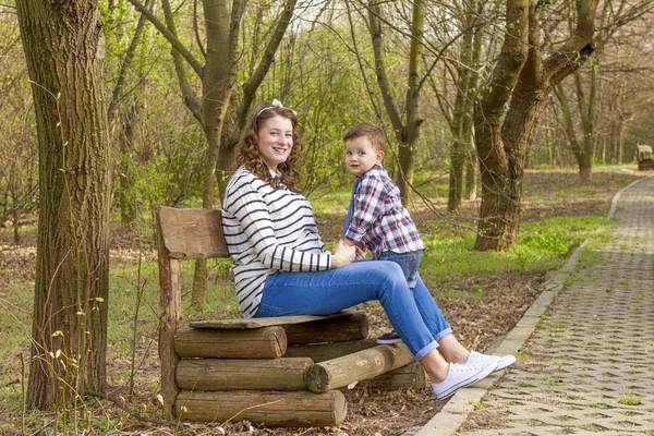 Hermosa mujer embarazada al aire libre con su pequeño niño —  Fotos de Stock