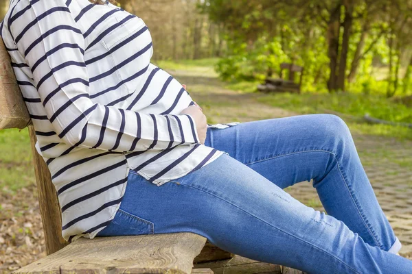 Gravid kvinne utendørs i parken – stockfoto