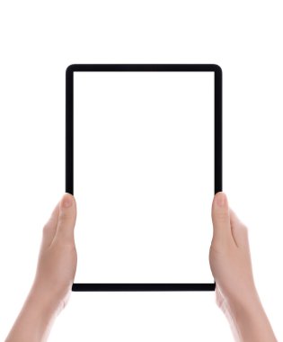Eller beyaz ekranlı bir tablet bilgisayarı tutuyor. Kadın elleri modern dijital tabletin boş ekranını gösteriyor. El bilgisayarı boş ekranla beyaz arkaplanda izole edilmiş. Ellerine odaklan..